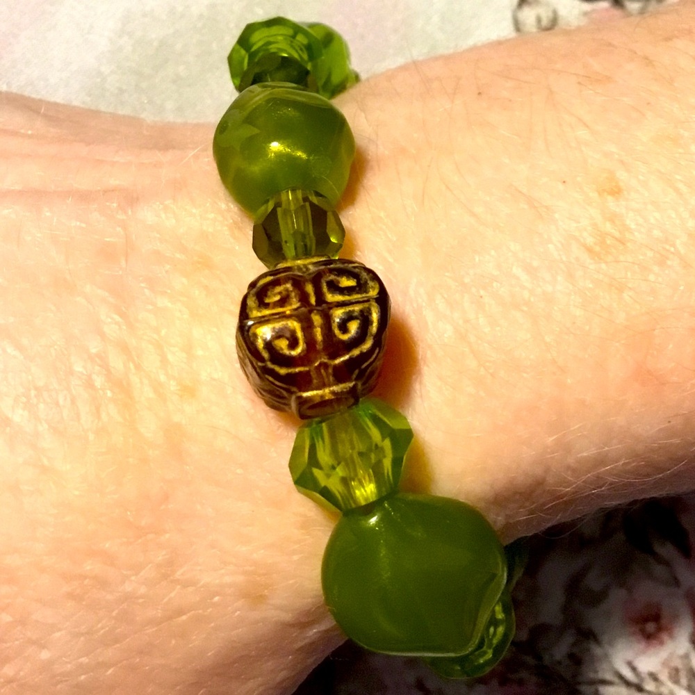 Vintage~Chunky Stretchy Bracelet in Green and Etched Brown Beads🍀